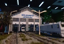 PT KCI dan Kato Jepang Pasarkan Miniatur Seri 205 ke Pasar Global
